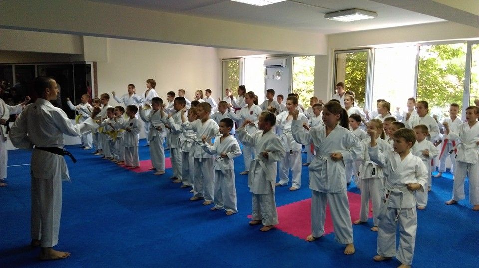 Škola karatea karate kluba BUSHIDO Banja Luka - upis za dječake i djevojčice već od 4 godine - vrhunski uslovi za trening sa svom opremom - akreditovani iskusni i stručni treneri  Nalazimo se u centru grada u krugu bivšeg Čajaveca (iza prodavnice JUMBO) Sa nama Vam je uspjeh zagarntovan.  Postani dio našeg tima. Oss www.bushido-bl.com Tel:066 163 183l